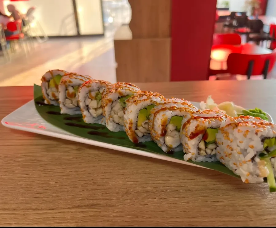 Restoranda yeşil yaprak üzerinde servis edilen sushi tabağı