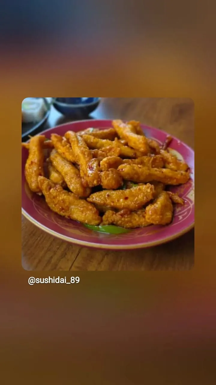 Buharı tüten, sebzeli ve tavuklu noodle